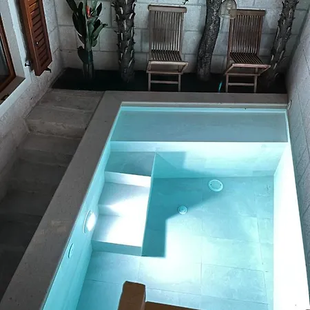 Charles Villa *